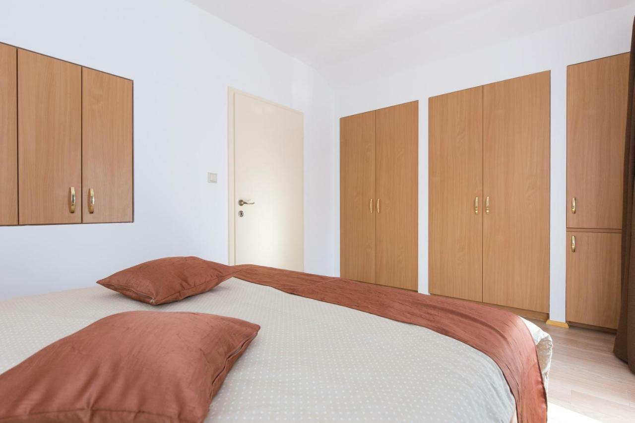Apartman Ivona Малинска Екстериор снимка