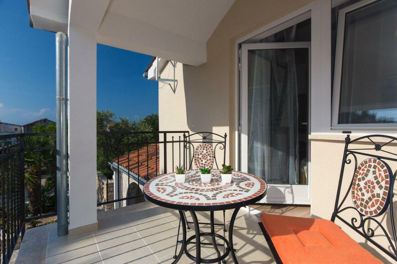 Apartman Ivona Малинска Екстериор снимка