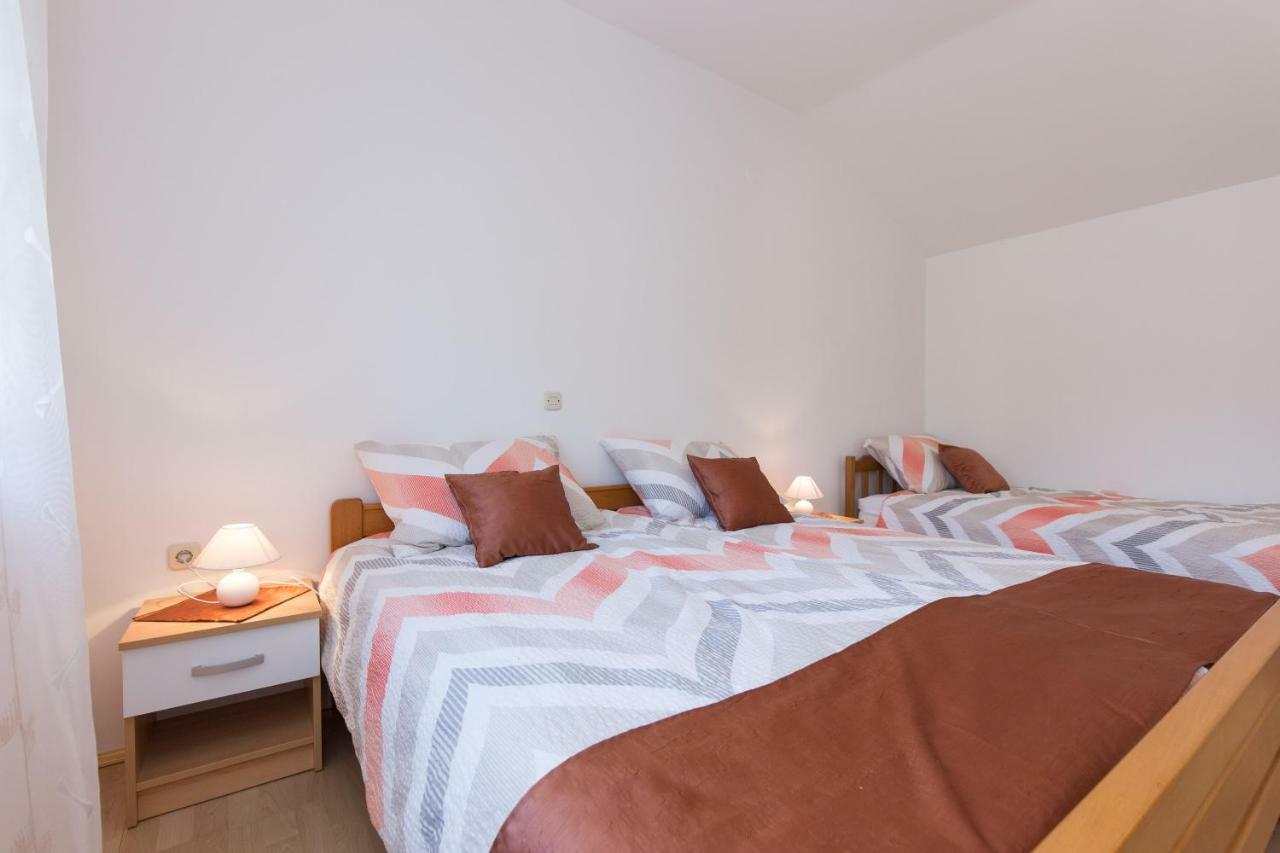 Apartman Ivona Малинска Екстериор снимка