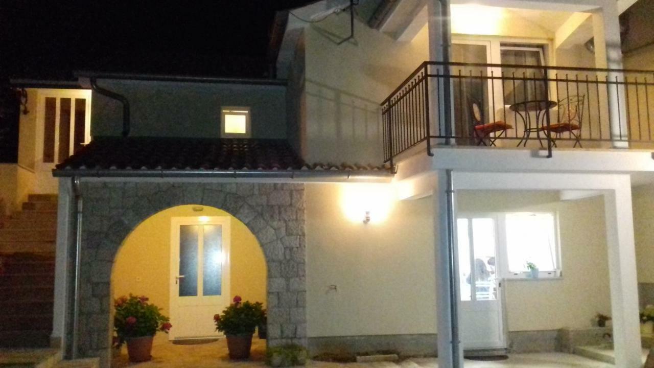 Apartman Ivona Малинска Екстериор снимка
