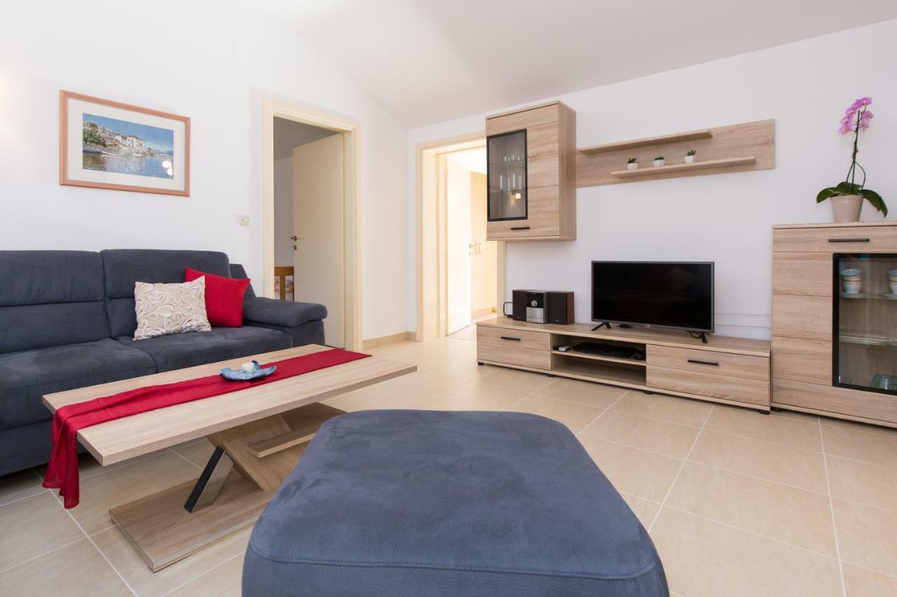 Apartman Ivona Малинска Екстериор снимка