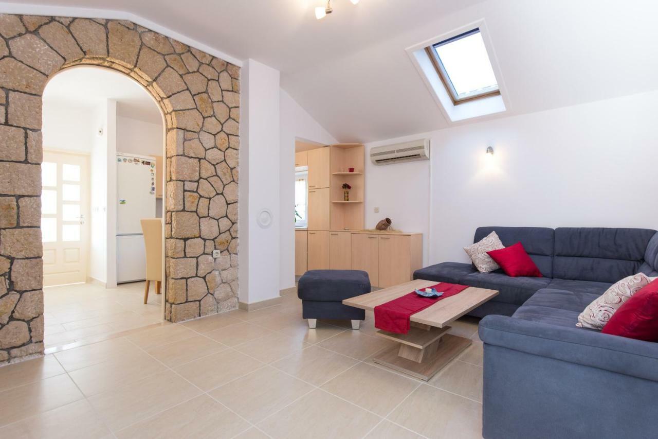 Apartman Ivona Малинска Екстериор снимка