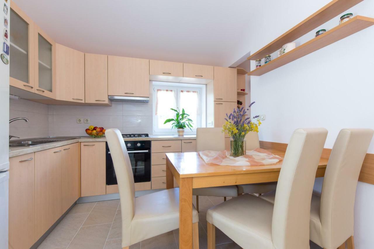 Apartman Ivona Малинска Екстериор снимка