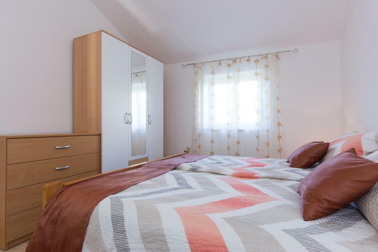 Apartman Ivona Малинска Екстериор снимка